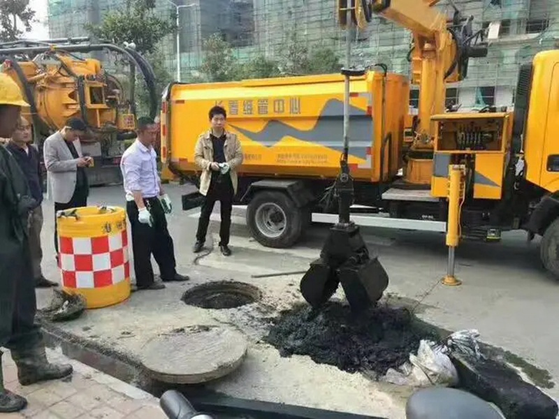 常德街道：网格员化身“清道夫”，为民解忧疏通“堵心”化粪池