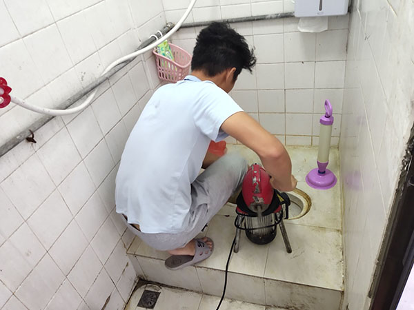 常德肥皂掉到马桶里把马桶堵住了怎么办？马桶堵住了怎么办